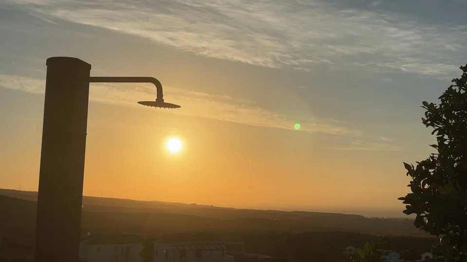 Die Sonne sinkt über den Bergen