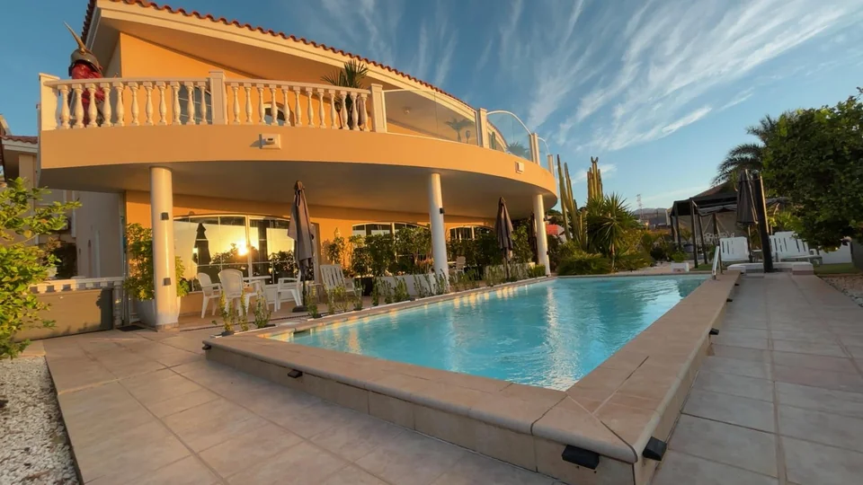 Haus und Pool im warmen Abendlicht