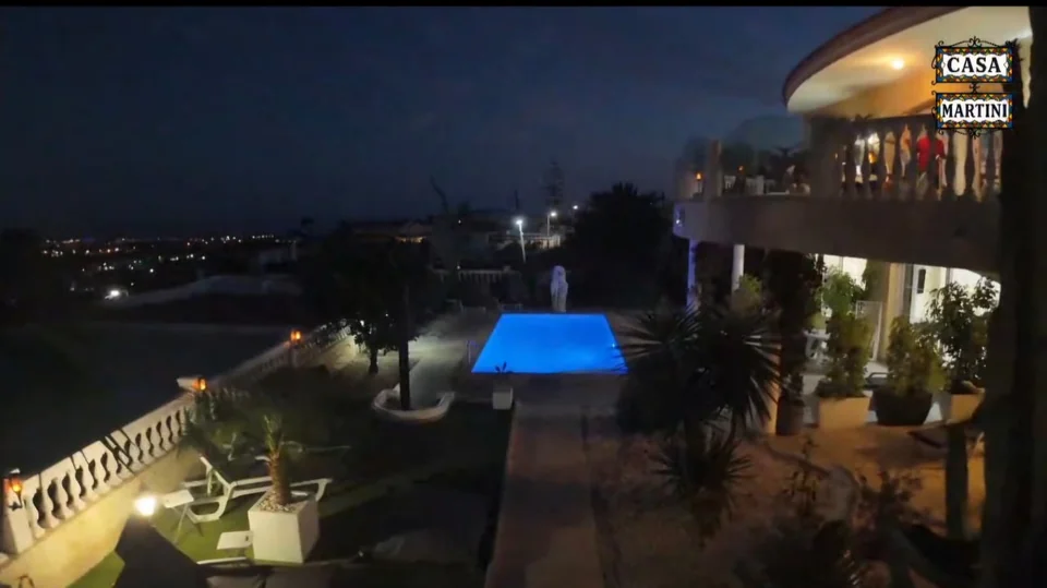 Abendlicher Blick über Terrasse und Pool