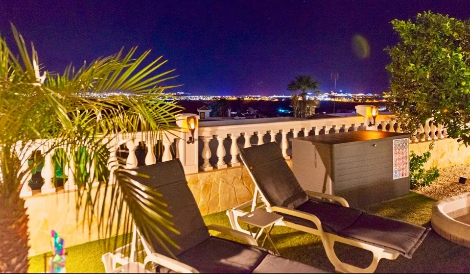 Liegestühle auf der Terrasse bei Nacht