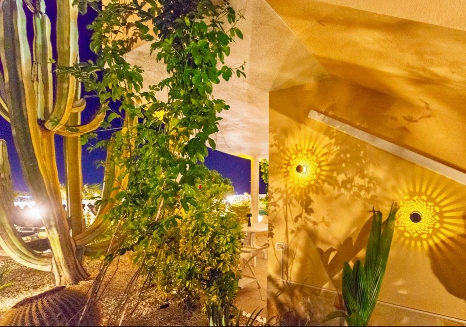 Warme Lichter an der Veranda