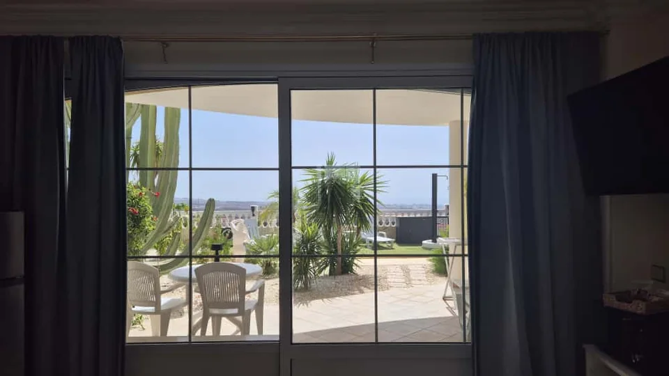 Bernardo: Blick zur Terrasse und zum Meer