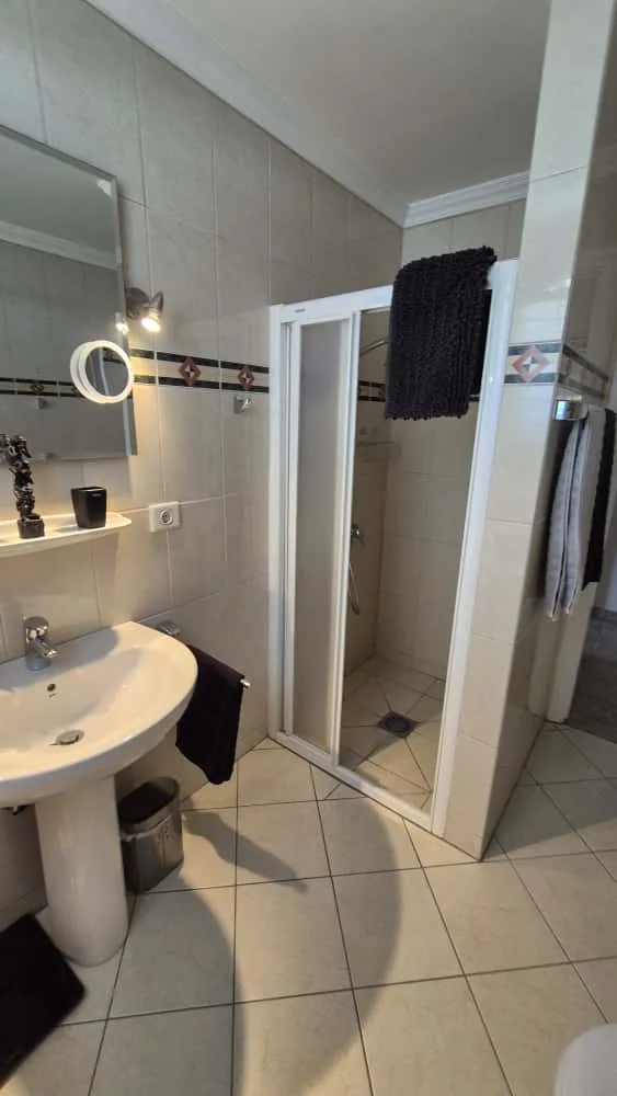 Bernardo: Dusche und Waschtisch