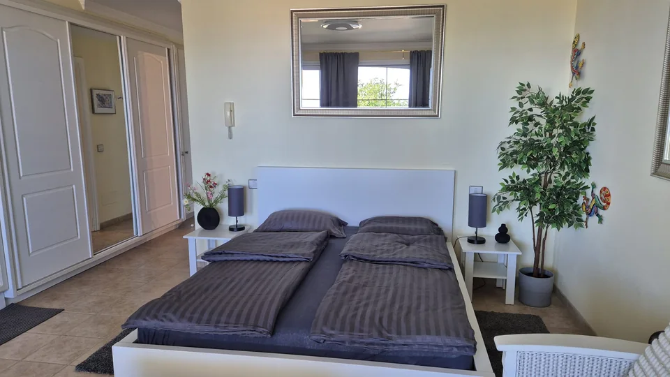 Blanco: Doppelbett im offenen Raum