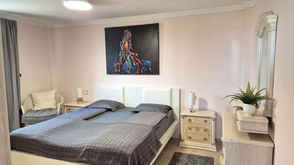 Rojo: Doppelbett im Schlafzimmer