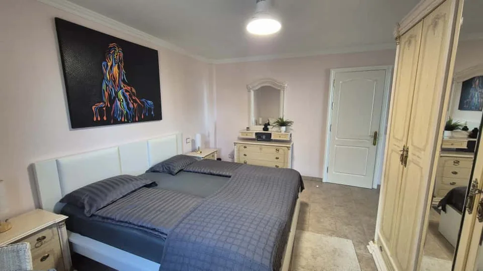 Rojo: Schlafzimmer mit Kleiderschrank