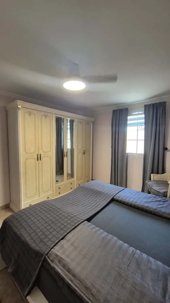 Rojo: Blick durch das Schlafzimmer