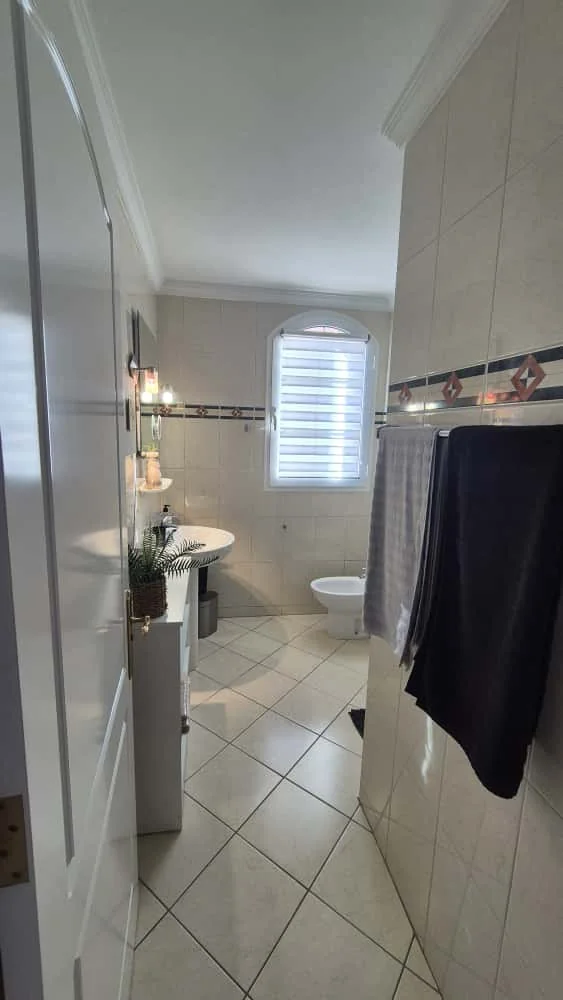 Rojo: Blick ins Badezimmer