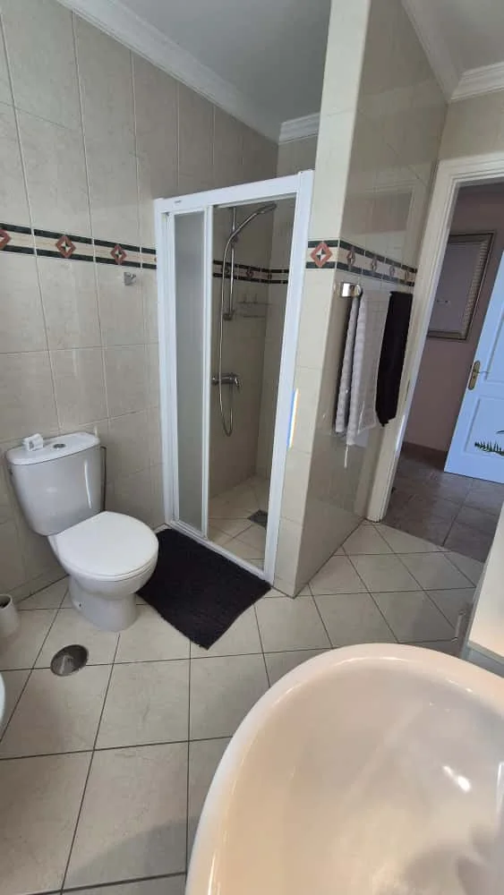 Rojo: Dusche und Toilette