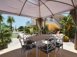 Gedeckter Tisch unter dem Pavillon