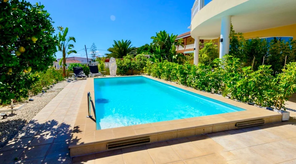Sonniger Blick entlang des Pools