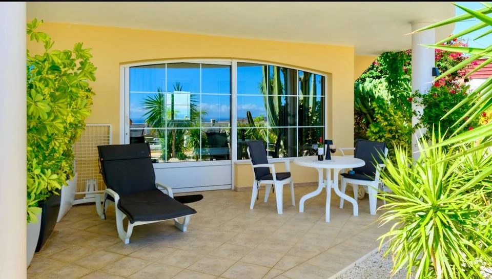 Sitzplatz auf der überdachten Terrasse