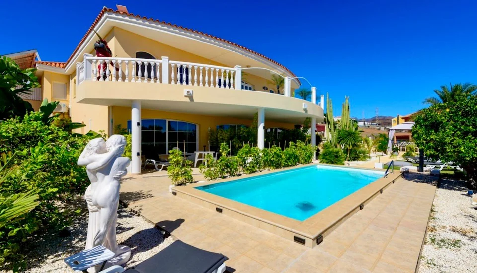 Haus und Pool unter blauem Himmel