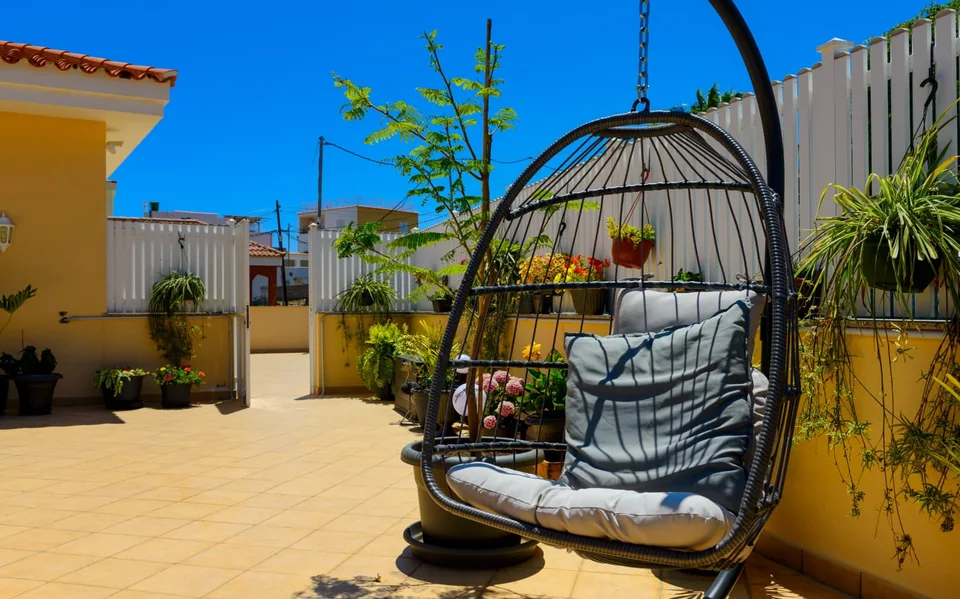 Hängesessel auf der Terrasse