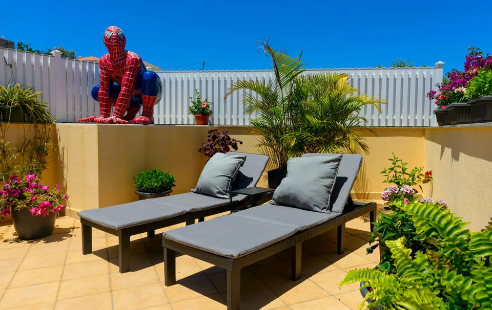 Sonnenliegen auf der Terrasse